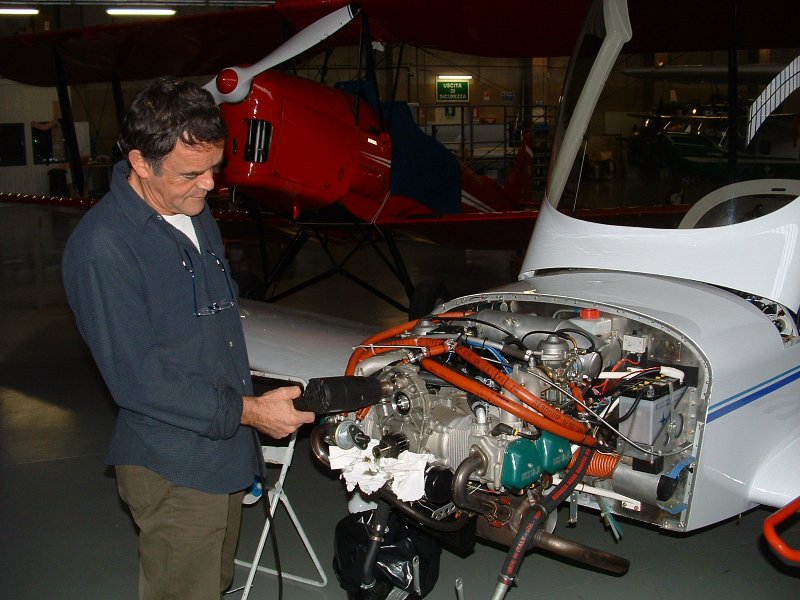 Andrea Minari partecipa all'installazione del Rotax 912 ULS